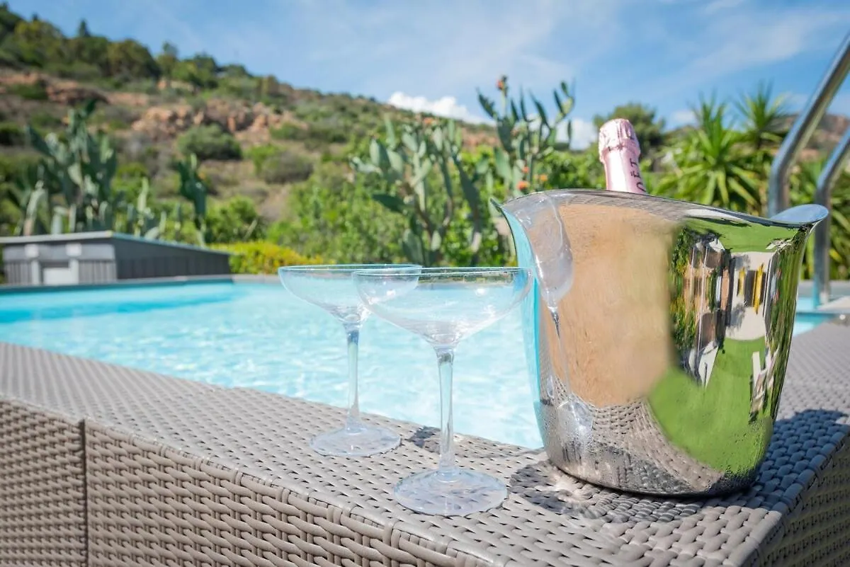 Vakantiehuis Villa Tetty - Garden & Private Pool Near The Sea Fort Village Italië